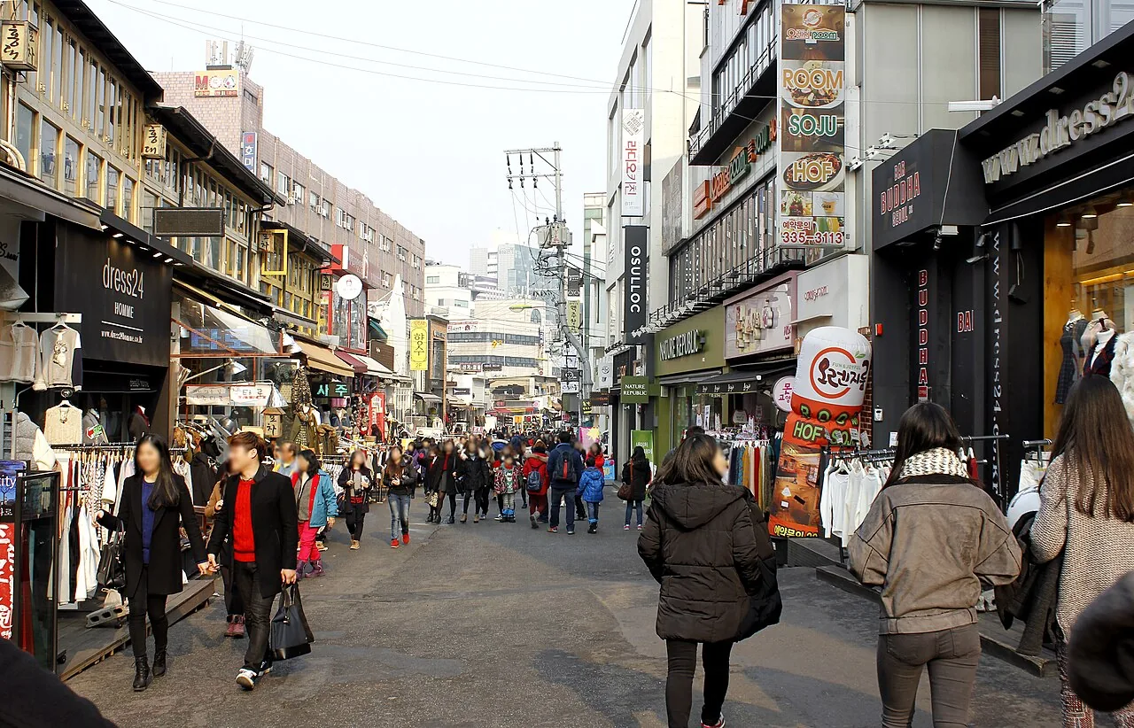 Pedestrians and storefronts along Eoulmadang-ro in Hongdae, Seoul, photographed in 2014